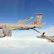 El KC-135R Stratotanker (izquierda) reabasteciendo a un avión de combate (derecha) podría usarse para depositar aerosoles de sulfato en la estratosfera.